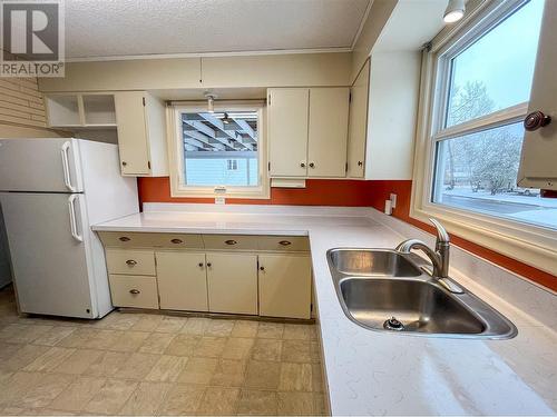 9204 9 Street, Dawson Creek, BC - Indoor Photo Showing Kitchen With Double Sink