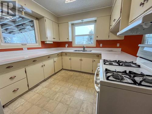 9204 9 Street, Dawson Creek, BC - Indoor Photo Showing Kitchen