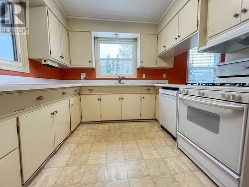 9204 9 Street, Dawson Creek, BC - Indoor Photo Showing Kitchen