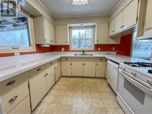 9204 9 Street, Dawson Creek, BC - Indoor Photo Showing Kitchen With Double Sink