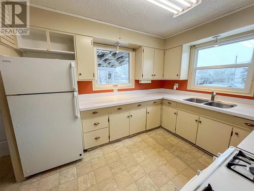 9204 9 Street, Dawson Creek, BC - Indoor Photo Showing Kitchen With Double Sink