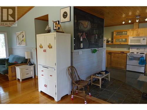 2304 Holmes-Deakin Road, Golden, BC - Indoor Photo Showing Kitchen