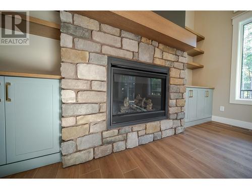 233 Shadow Mountain Boulevard Boulevard, Cranbrook, BC - Indoor Photo Showing Living Room With Fireplace