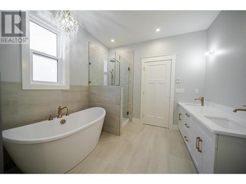 233 Shadow Mountain Boulevard Boulevard, Cranbrook, BC - Indoor Photo Showing Bathroom