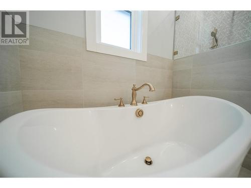 233 Shadow Mountain Boulevard Boulevard, Cranbrook, BC - Indoor Photo Showing Bathroom