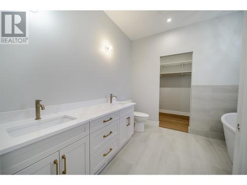 233 Shadow Mountain Boulevard Boulevard, Cranbrook, BC - Indoor Photo Showing Bathroom