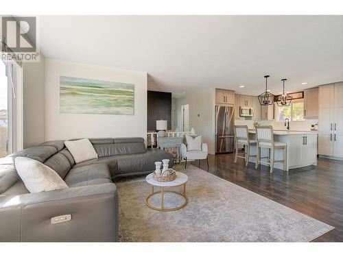 3314 Mcginnis Road, West Kelowna, BC - Indoor Photo Showing Living Room