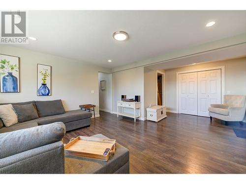 3314 Mcginnis Road, West Kelowna, BC - Indoor Photo Showing Living Room