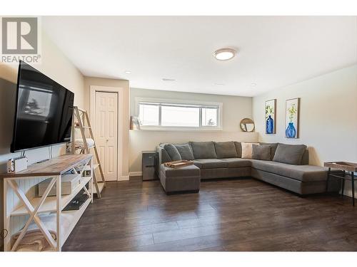 3314 Mcginnis Road, West Kelowna, BC - Indoor Photo Showing Living Room