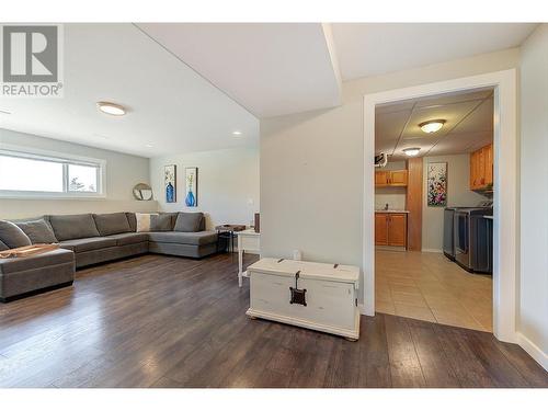 3314 Mcginnis Road, West Kelowna, BC - Indoor Photo Showing Living Room