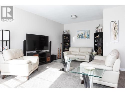 1950 Durnin Road Unit# 407, Kelowna, BC - Indoor Photo Showing Living Room