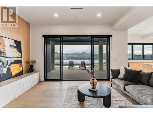 1412 Vineyard Drive, West Kelowna, BC - Indoor Photo Showing Living Room