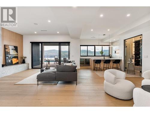 1412 Vineyard Drive, West Kelowna, BC - Indoor Photo Showing Living Room