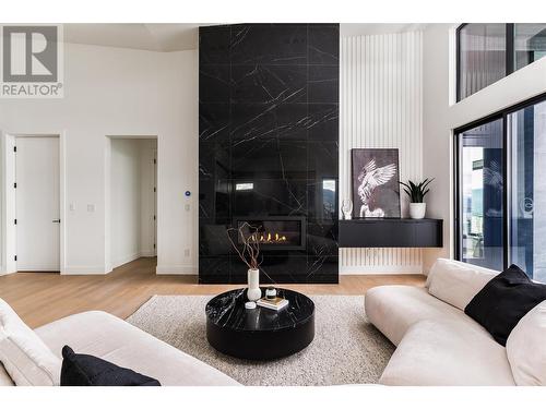 1412 Vineyard Drive, West Kelowna, BC - Indoor Photo Showing Living Room