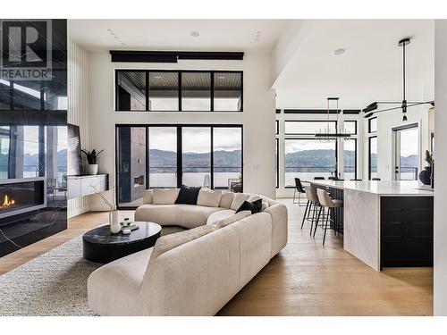 1412 Vineyard Drive, West Kelowna, BC - Indoor Photo Showing Living Room