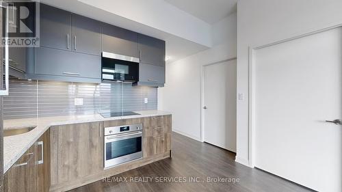 1801B - 292 Verdale Crossing, Markham, ON - Indoor Photo Showing Kitchen With Upgraded Kitchen