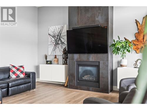 900 Mt Ida Drive Unit# 32, Vernon, BC - Indoor Photo Showing Living Room With Fireplace