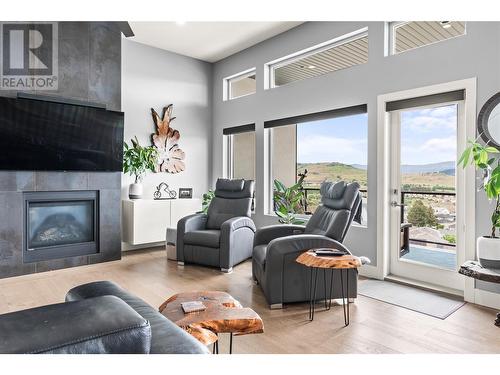 900 Mt Ida Drive Unit# 32, Vernon, BC - Indoor Photo Showing Living Room With Fireplace