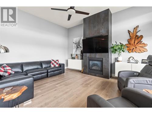 900 Mt Ida Drive Unit# 32, Vernon, BC - Indoor Photo Showing Living Room With Fireplace