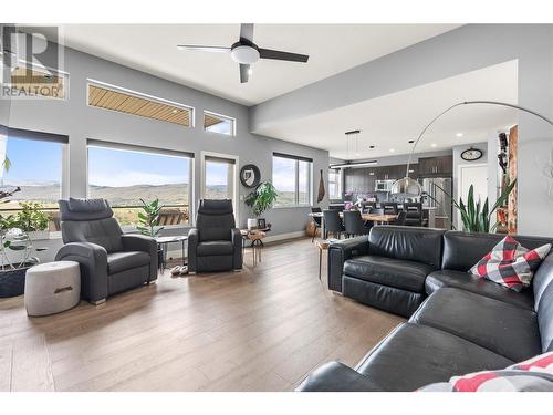 900 Mt Ida Drive Unit# 32, Vernon, BC - Indoor Photo Showing Living Room