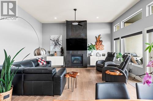 900 Mt Ida Drive Unit# 32, Vernon, BC - Indoor Photo Showing Living Room With Fireplace