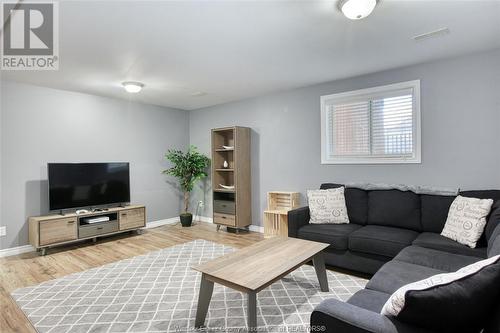 37 Creekview Boulevard, Kingsville, ON - Indoor Photo Showing Living Room