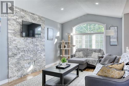 37 Creekview Boulevard, Kingsville, ON - Indoor Photo Showing Living Room