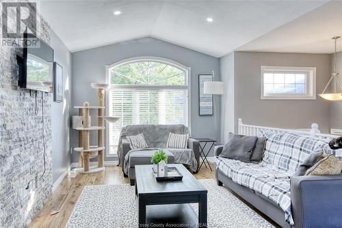 37 Creekview Boulevard, Kingsville, ON - Indoor Photo Showing Living Room