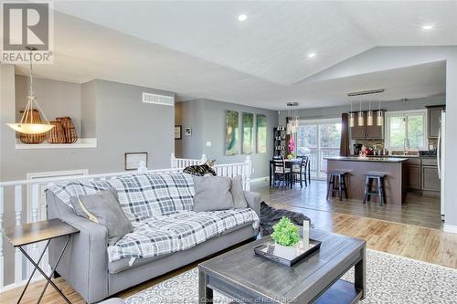 37 Creekview Boulevard, Kingsville, ON - Indoor Photo Showing Living Room