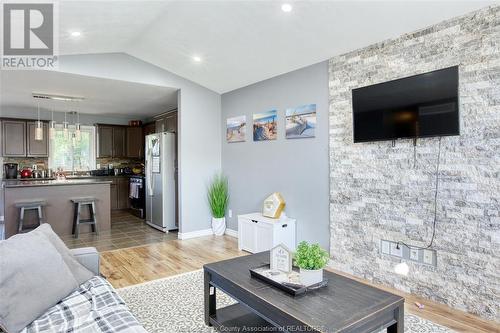 37 Creekview Boulevard, Kingsville, ON - Indoor Photo Showing Living Room