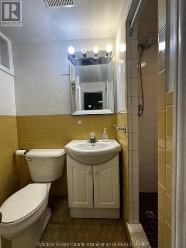 425 Mill Street, Windsor, ON - Indoor Photo Showing Bathroom