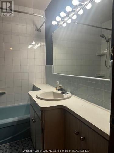 425 Mill Street, Windsor, ON - Indoor Photo Showing Bathroom