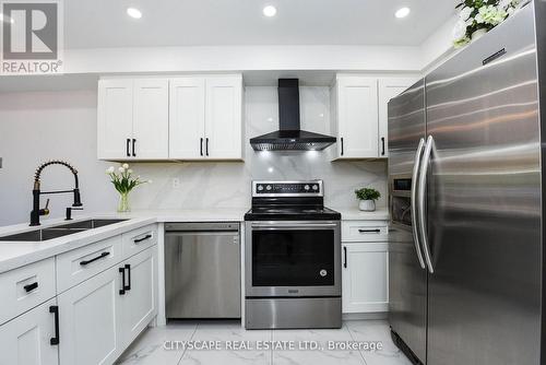 6037 Clover Ridge Crescent, Mississauga, ON - Indoor Photo Showing Kitchen With Double Sink With Upgraded Kitchen