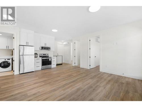 411 Vision Court, Kelowna, BC - Indoor Photo Showing Kitchen