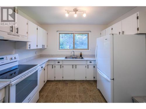 1 - 11318 Jubilee Road, Penticton, BC - Indoor Photo Showing Kitchen With Double Sink