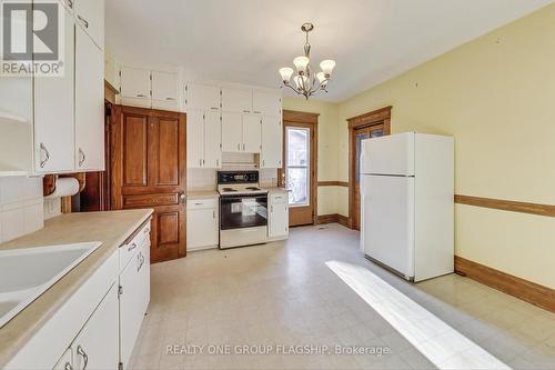 942 Moore Street, Cambridge, ON - Indoor Photo Showing Kitchen