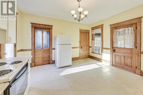 942 Moore Street, Cambridge, ON - Indoor Photo Showing Kitchen