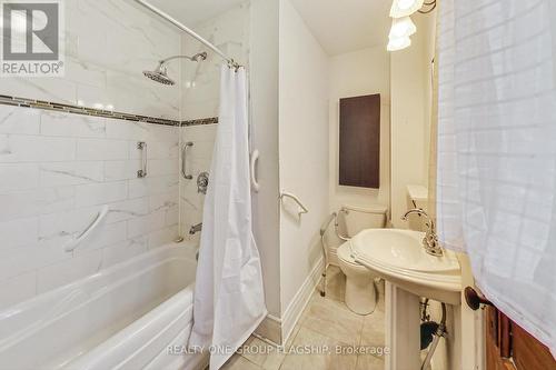 942 Moore Street, Cambridge, ON - Indoor Photo Showing Bathroom