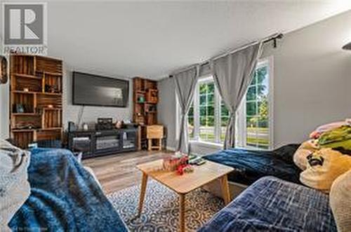 995 Elgin Street N, Cambridge, ON - Indoor Photo Showing Living Room