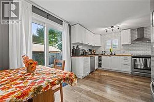 995 Elgin Street N, Cambridge, ON - Indoor Photo Showing Kitchen With Upgraded Kitchen