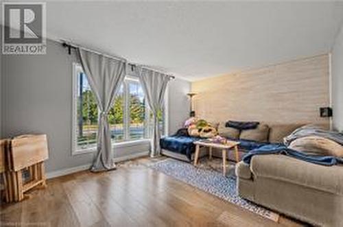 995 Elgin Street N, Cambridge, ON - Indoor Photo Showing Living Room