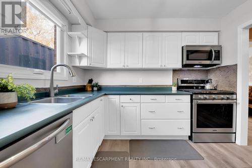 14 Northridge Drive, West Lincoln, ON - Indoor Photo Showing Kitchen With Double Sink