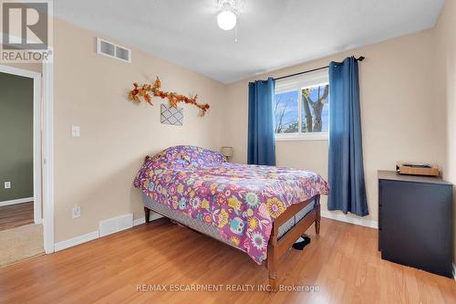 14 Northridge Drive, West Lincoln, ON - Indoor Photo Showing Bedroom