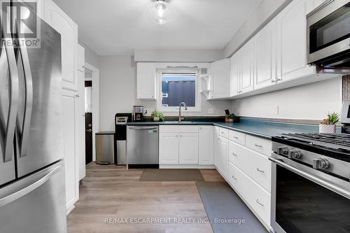 14 Northridge Drive, West Lincoln, ON - Indoor Photo Showing Kitchen With Double Sink