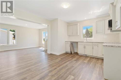 2761 Oil Heritage Road Unit# 24, Oil Springs, ON - Indoor Photo Showing Kitchen