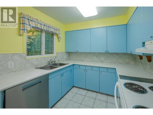 1077 Maccleave Avenue, Penticton, BC - Indoor Photo Showing Kitchen With Double Sink