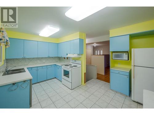 1077 Maccleave Avenue, Penticton, BC - Indoor Photo Showing Kitchen With Double Sink