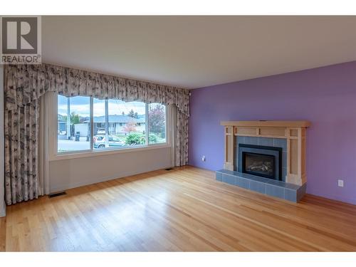 1077 Maccleave Avenue, Penticton, BC - Indoor Photo Showing Living Room With Fireplace