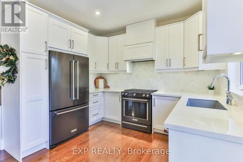 3089 Ferguson Drive, Burlington, ON - Indoor Photo Showing Kitchen With Upgraded Kitchen