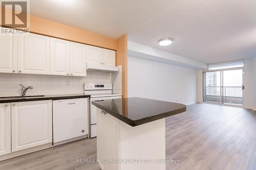 827 - 3888 Duke Of York Boulevard, Mississauga, ON - Indoor Photo Showing Kitchen